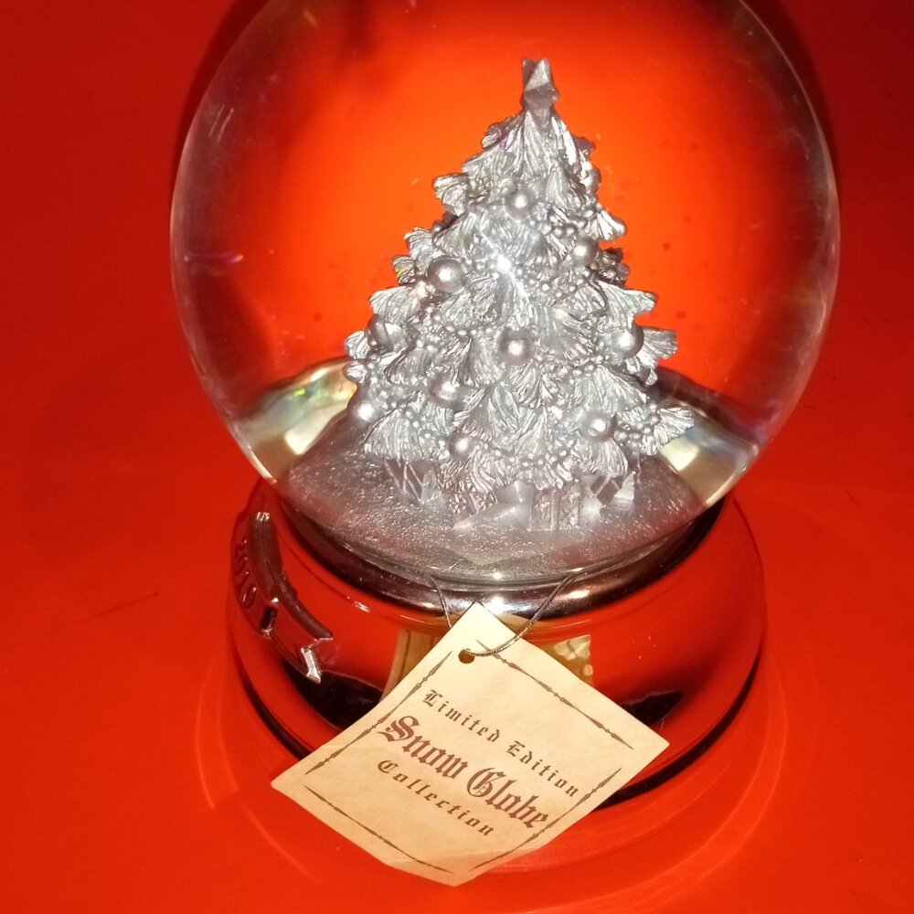 CHRISTMAS SNOW TREE WITH MUSICAL SONG "OH CHRISTMAS TREE" 6" INCH COLLECTIBLE
